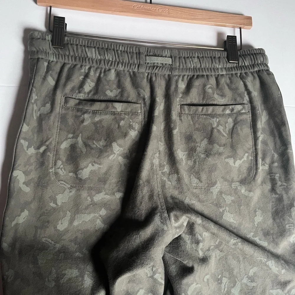 Athleta Farallon Bermuda Shorts Size 6 Stratum Camo Green Casual Travel - Picture 4 of 7